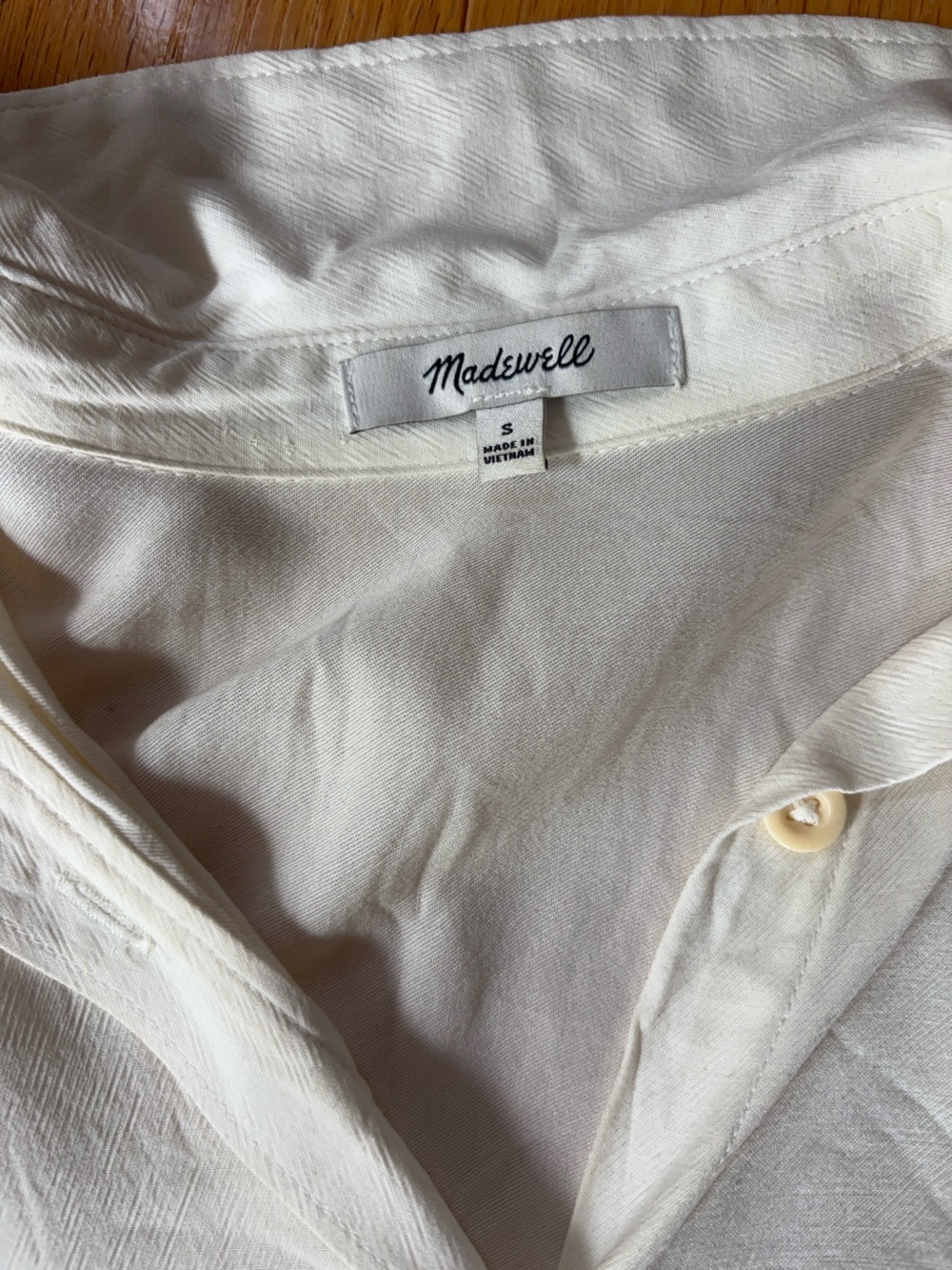 Madewell women’s boxy cropped button down in cream size small. Great condition